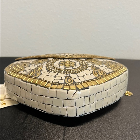Antik Kraft | Metal Heart Gold & Cream Mosaic Purse w/ Crossbody - Picture 6 of 13